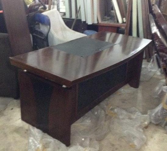 ban-giam-doc-cu-1m8 Những Kiểu Bàn Giám Đốc Được Chuộng Nhất Hiện Nay