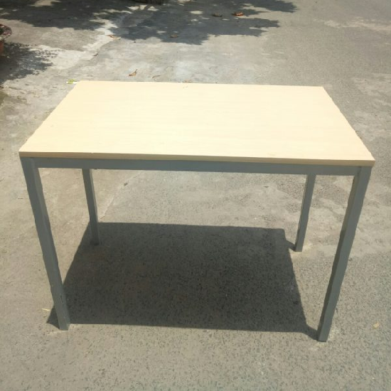 ban-lam-viec-chan-sat-mau-kem 10 Mẫu Bàn Làm Việc Yêu Thích Tại Cửa Hàng Phong Hải