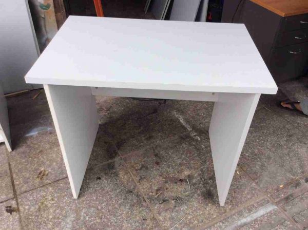 ban-lam-viec-trang-xam-compressed-600x448 10 Mẫu Bàn Làm Việc Yêu Thích Tại Cửa Hàng Phong Hải