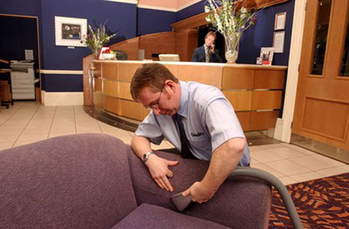 lam-sach-ghe-sofa-don-gian-tai-nha-ngoisao.vn_ Làm Sao Để Ghế Sofa Luôn Như Mới