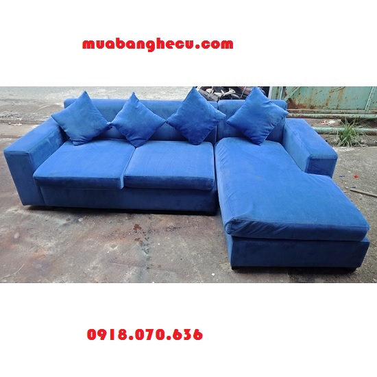 sofa-mau-xanh-boc-vai-nhung Khi mua sofa phòng khách cũ cần lưu ý gì?