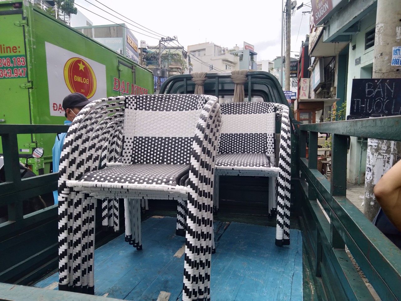 cua-hang-thanh-ly-phong-hai-2 50 Hình Ảnh Xuất Kho Giao Hàng Cho Khách