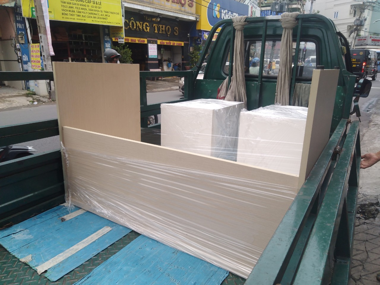 cua-hang-thanh-ly-phong-hai-3 50 Hình Ảnh Xuất Kho Giao Hàng Cho Khách