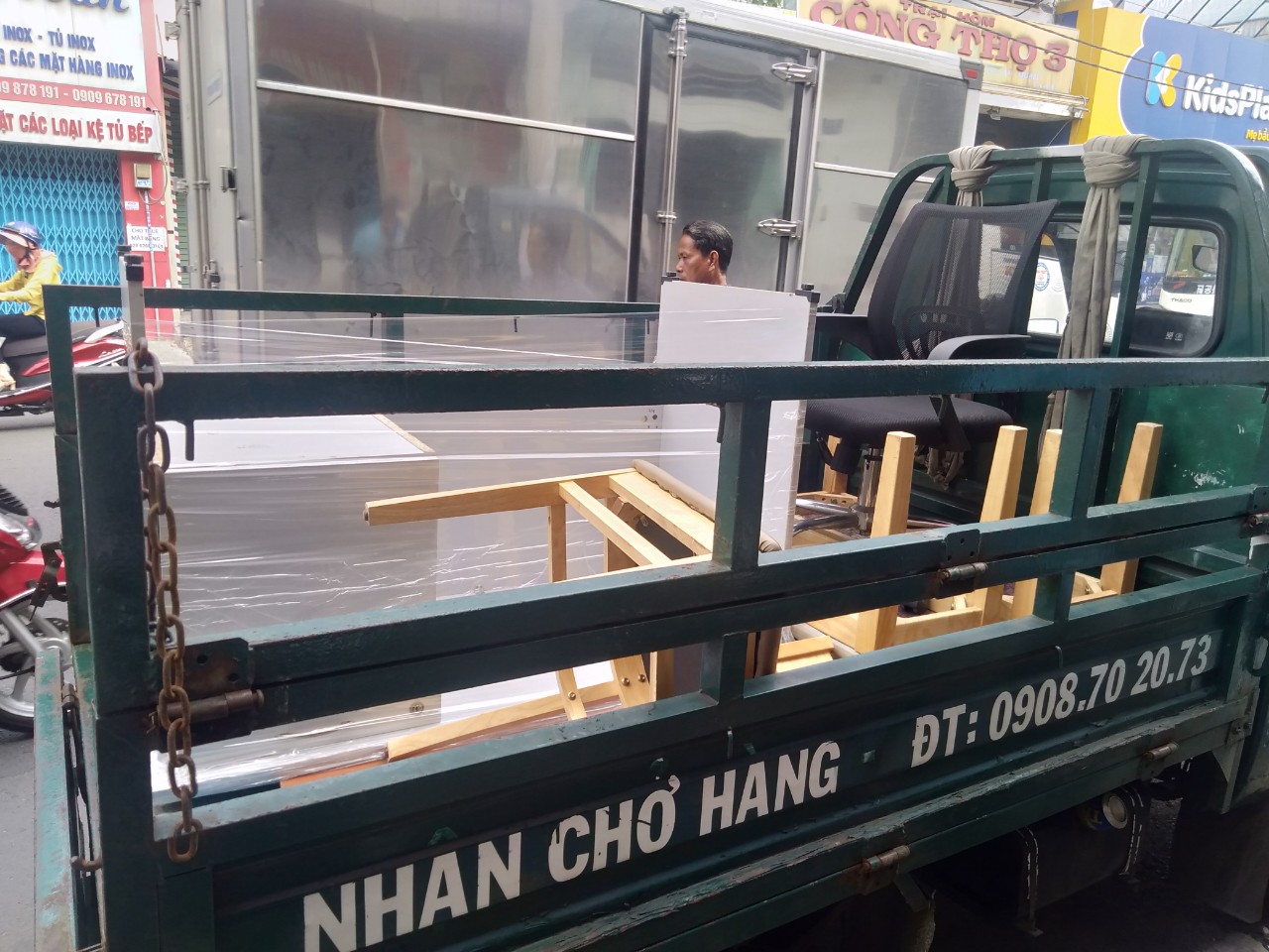 cua-hang-thanh-ly-phong-hai-4-1 50 Hình Ảnh Xuất Kho Giao Hàng Cho Khách