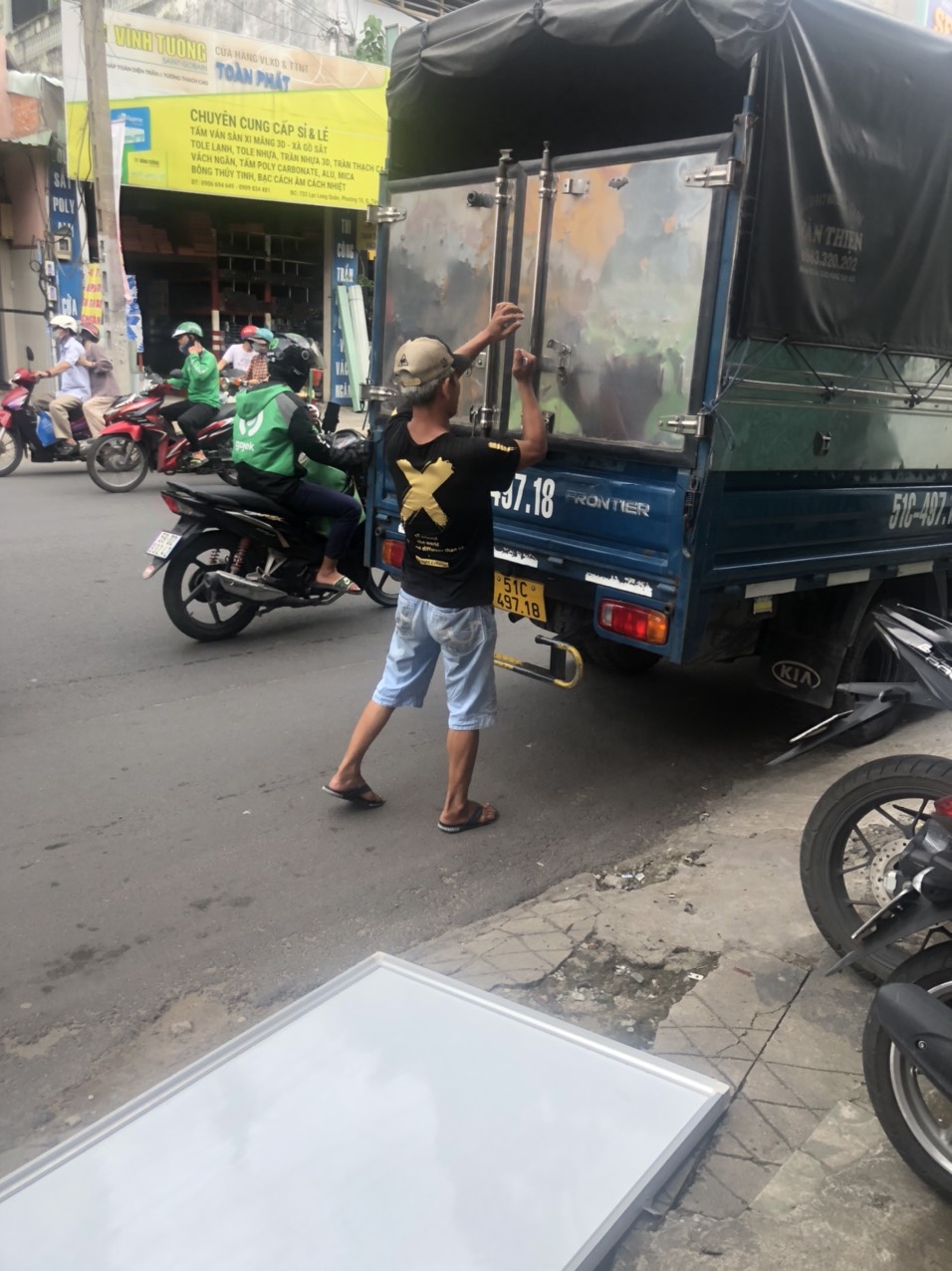 cua-hang-thanh-ly-phong-hai-7 50 Hình Ảnh Xuất Kho Giao Hàng Cho Khách