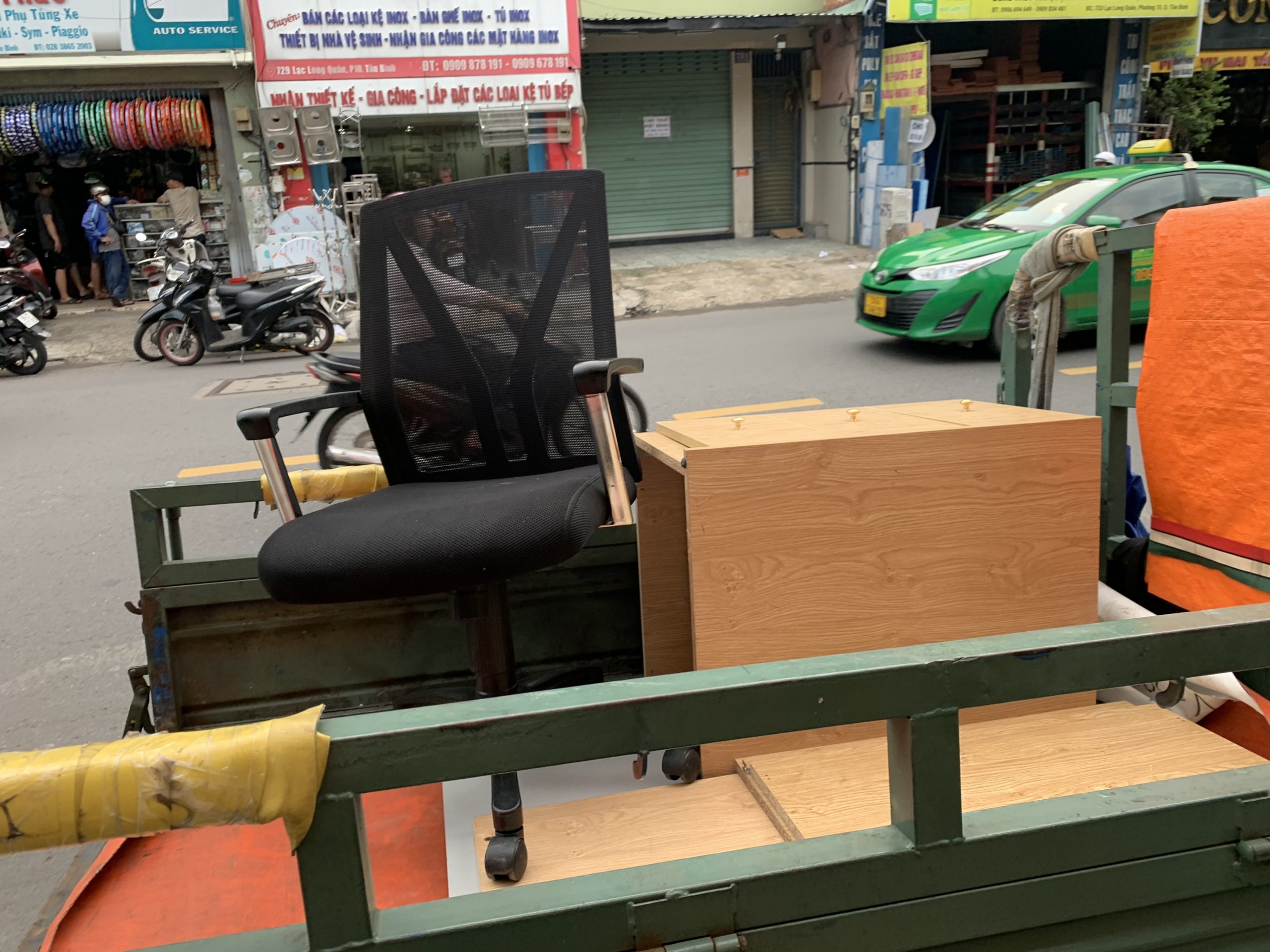 ban-ghe-noi-that-cu-scaled Hình Ảnh Tập Kết Hàng Hoá Chuẩn Bị Giao Cho Khách