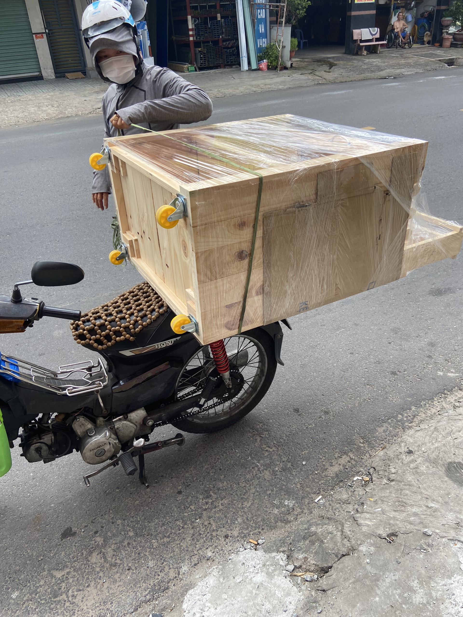 ban-ghe-noi-that-cu11 Hình Ảnh Tập Kết Hàng Hoá Chuẩn Bị Giao Cho Khách