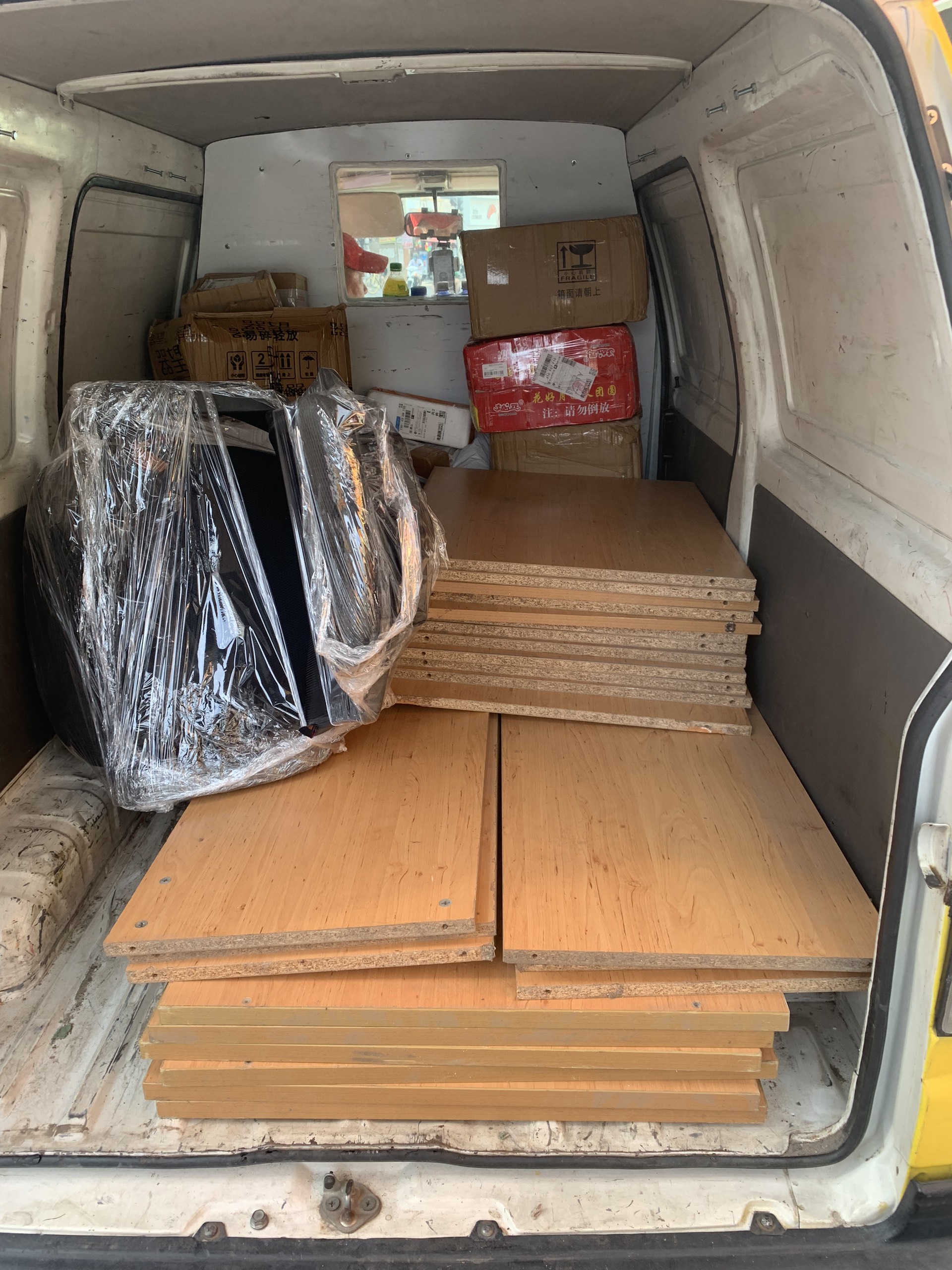 ban-ghe-noi-that-cu12 Hình Ảnh Tập Kết Hàng Hoá Chuẩn Bị Giao Cho Khách