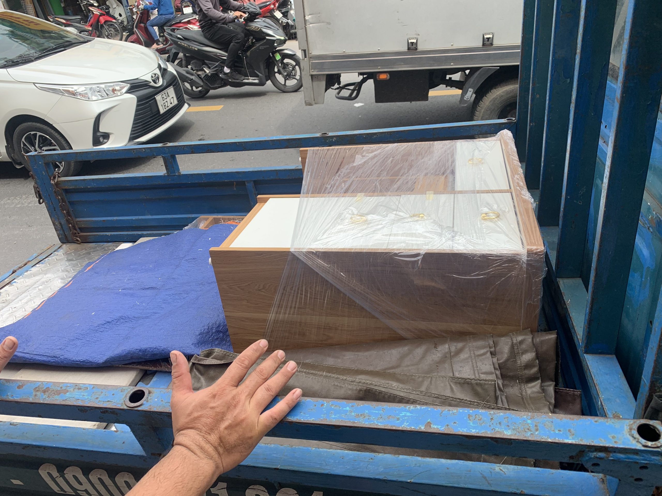 ban-ghe-noi-that-cu14-scaled Hình Ảnh Tập Kết Hàng Hoá Chuẩn Bị Giao Cho Khách