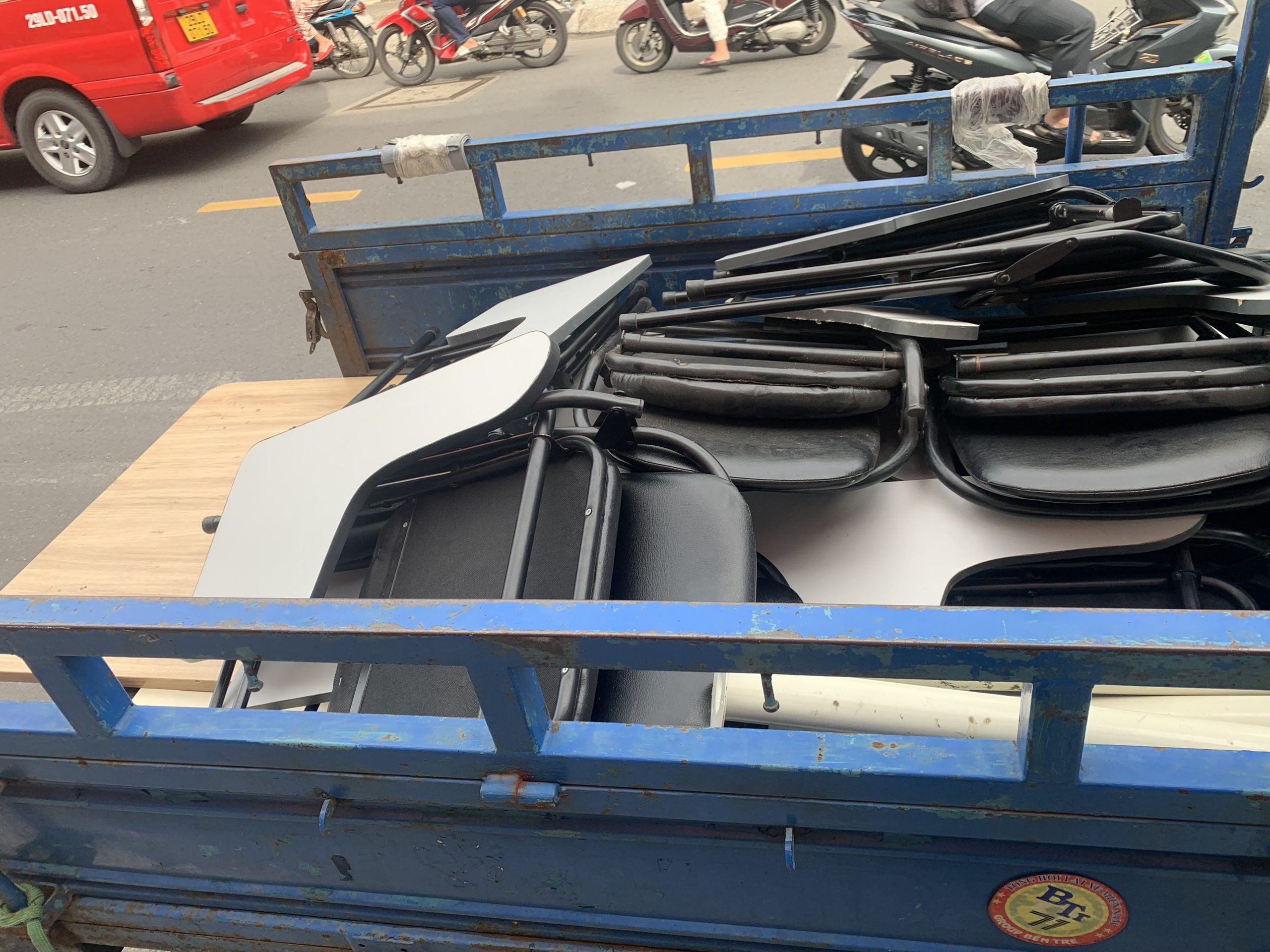 ban-ghe-noi-that-cu16-scaled Hình Ảnh Tập Kết Hàng Hoá Chuẩn Bị Giao Cho Khách