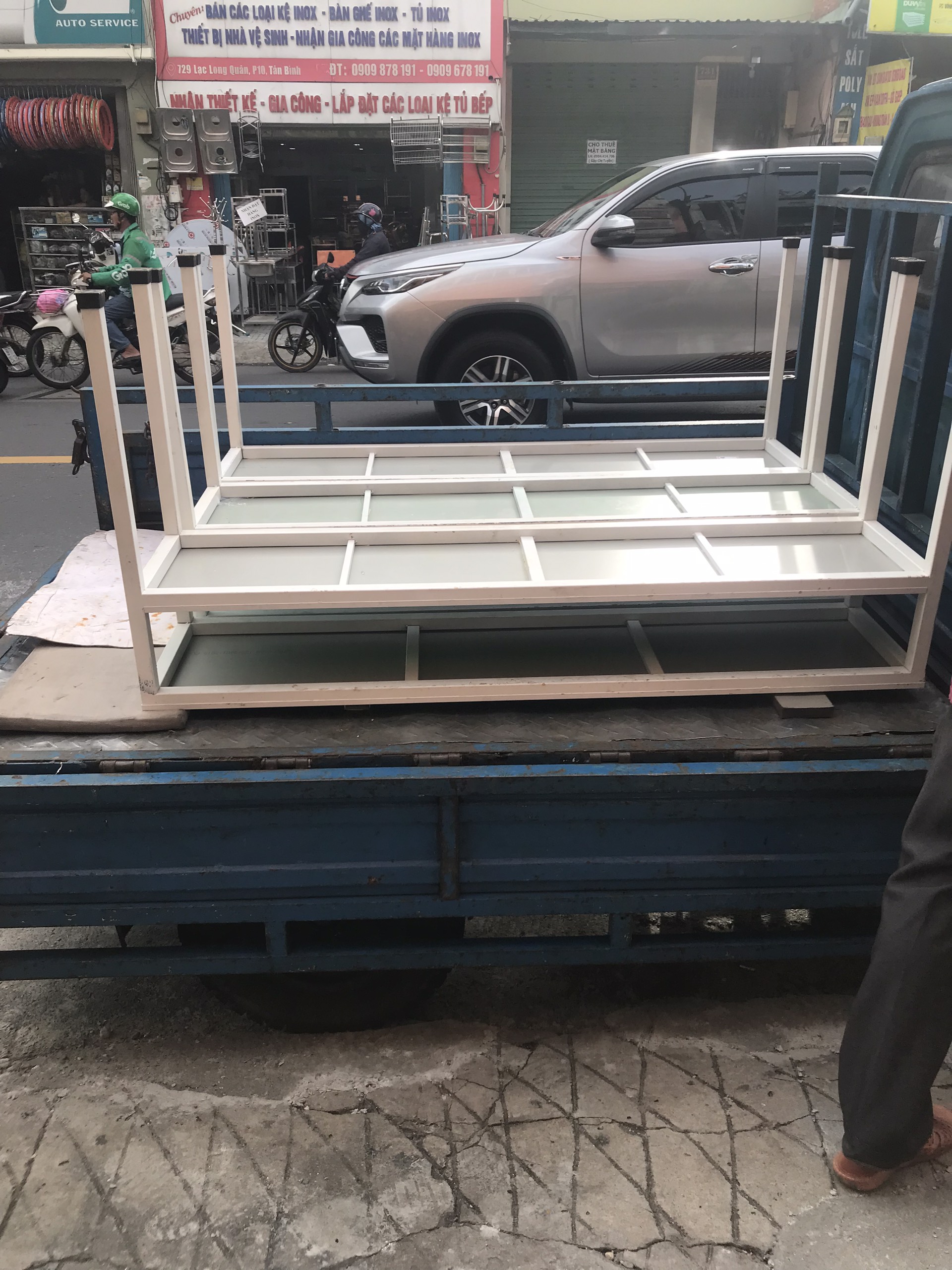 ban-ghe-noi-that-cu17 Hình Ảnh Tập Kết Hàng Hoá Chuẩn Bị Giao Cho Khách