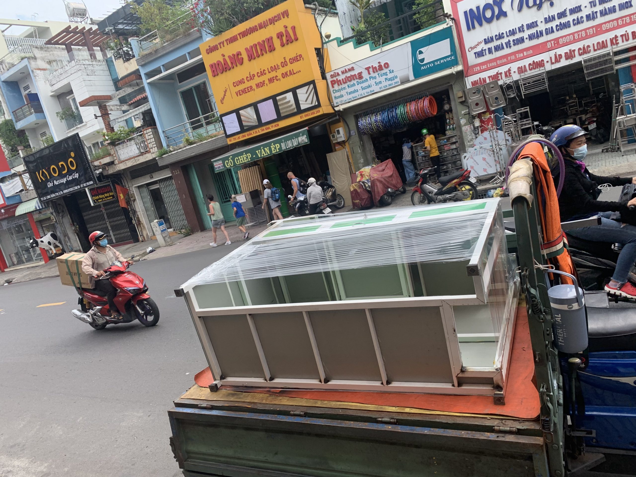 ban-ghe-noi-that-cu19-scaled Hình Ảnh Tập Kết Hàng Hoá Chuẩn Bị Giao Cho Khách