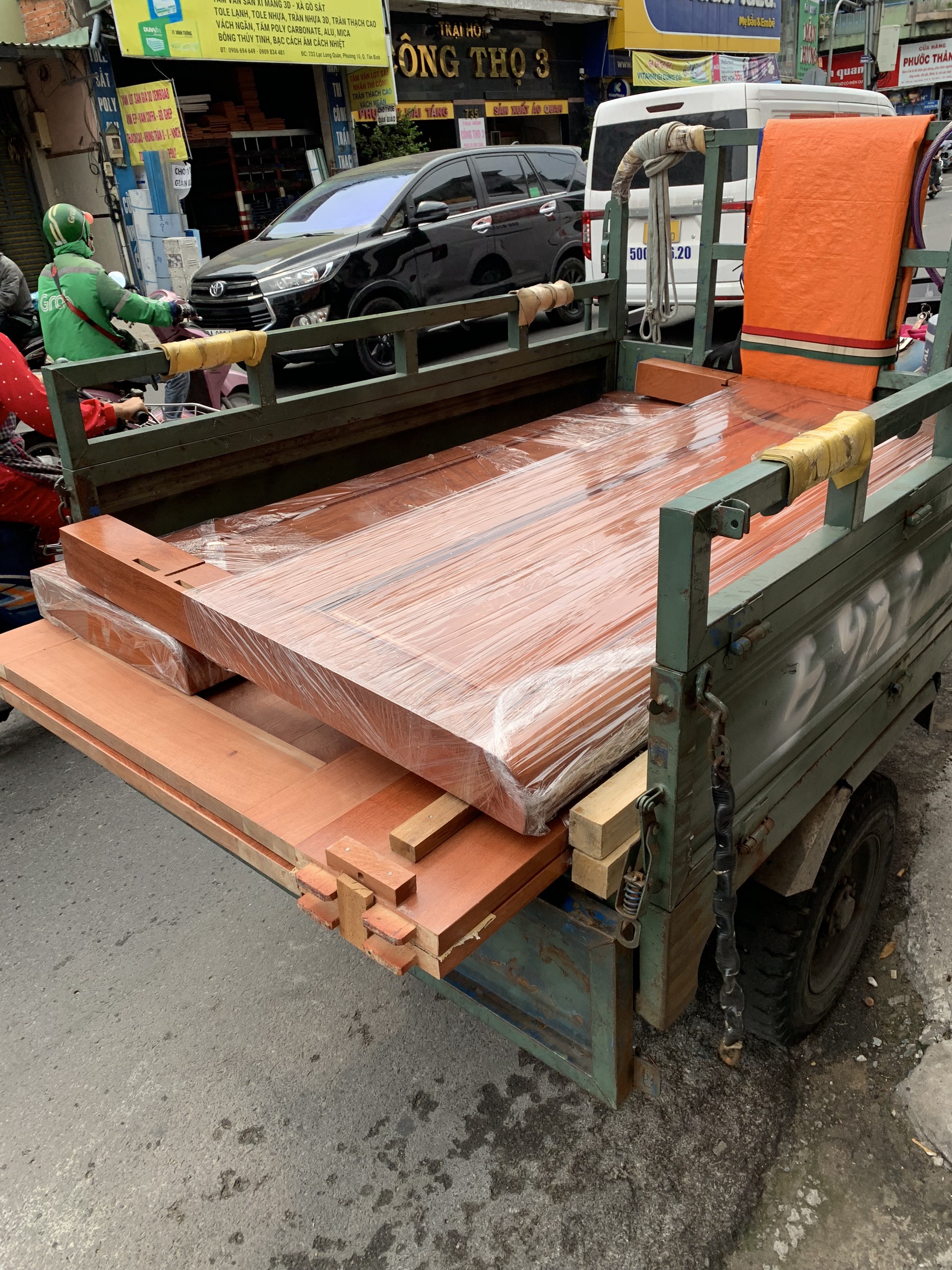 ban-ghe-noi-that-cu2 Hình Ảnh Tập Kết Hàng Hoá Chuẩn Bị Giao Cho Khách