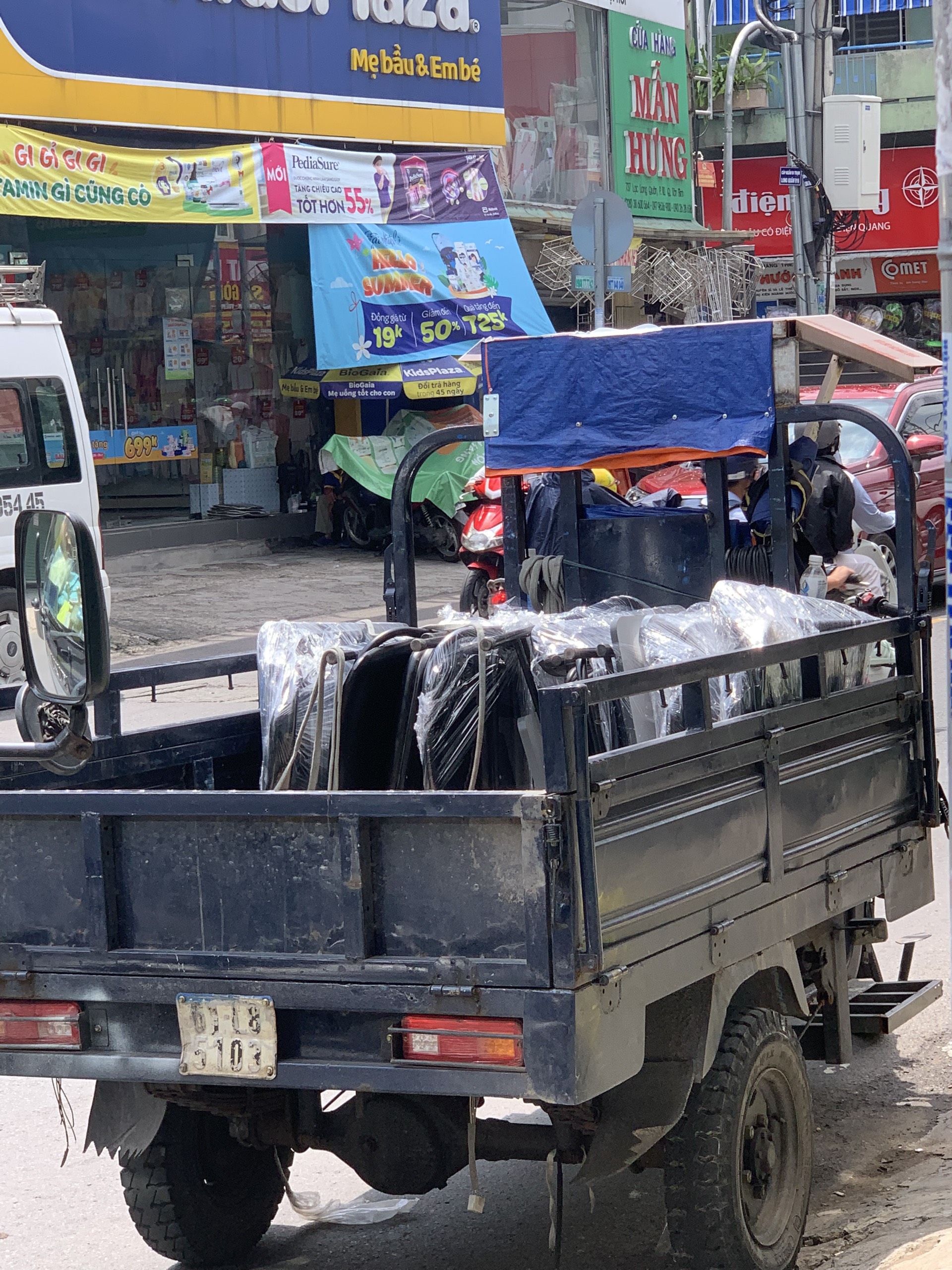 ban-ghe-noi-that-cu20 Hình Ảnh Tập Kết Hàng Hoá Chuẩn Bị Giao Cho Khách