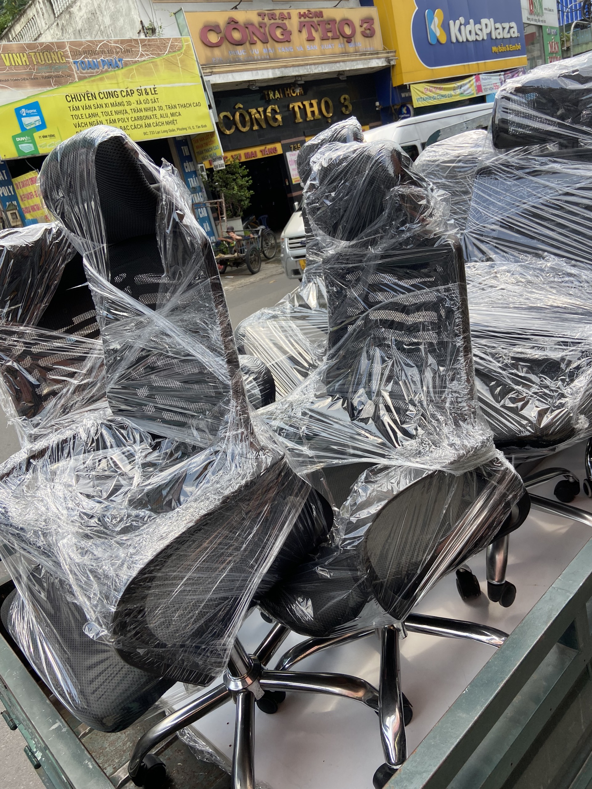 ban-ghe-noi-that-cu3 Hình Ảnh Tập Kết Hàng Hoá Chuẩn Bị Giao Cho Khách