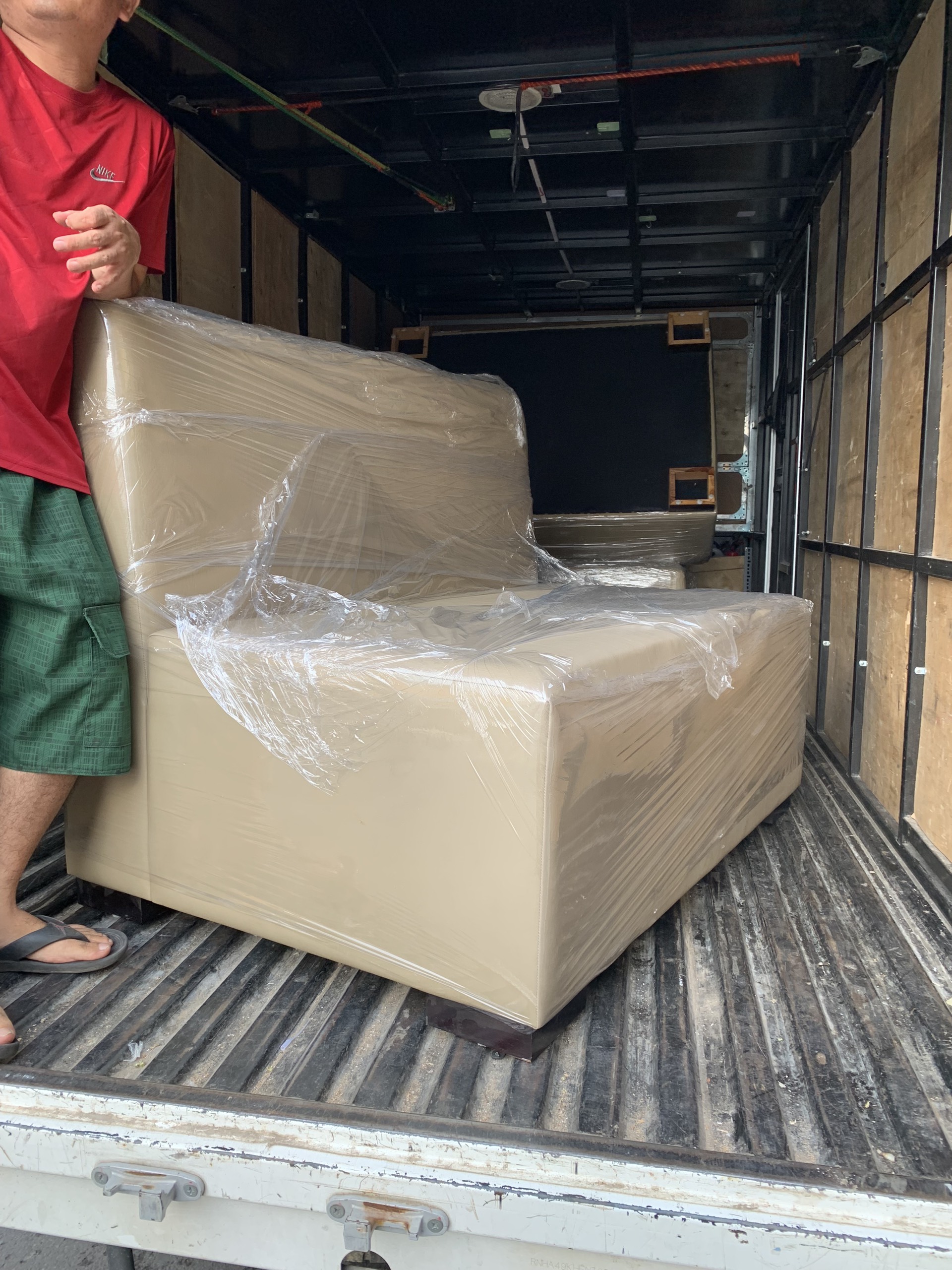 ban-ghe-noi-that-cu4 Hình Ảnh Tập Kết Hàng Hoá Chuẩn Bị Giao Cho Khách