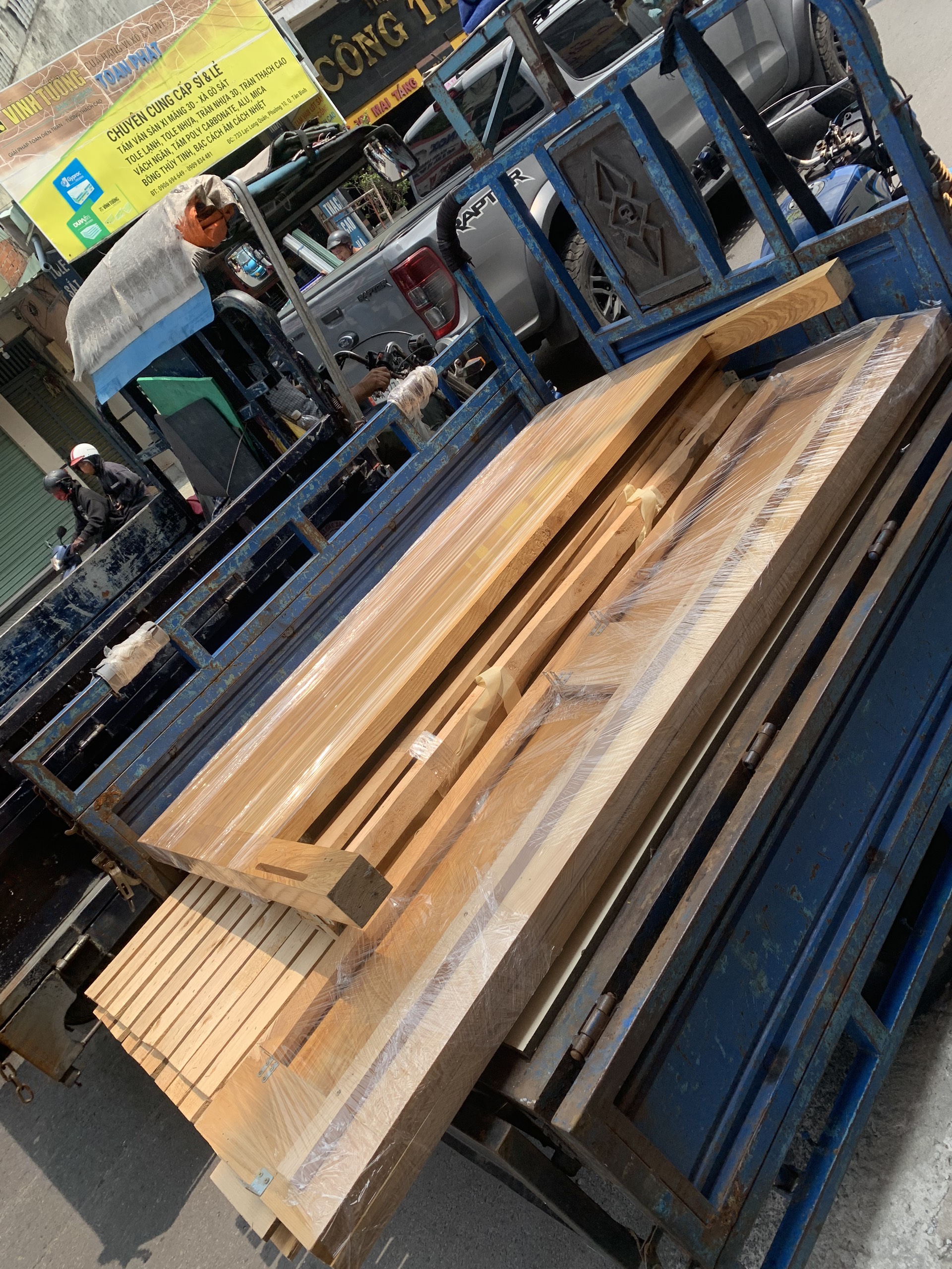 ban-ghe-noi-that-cu5 Hình Ảnh Tập Kết Hàng Hoá Chuẩn Bị Giao Cho Khách