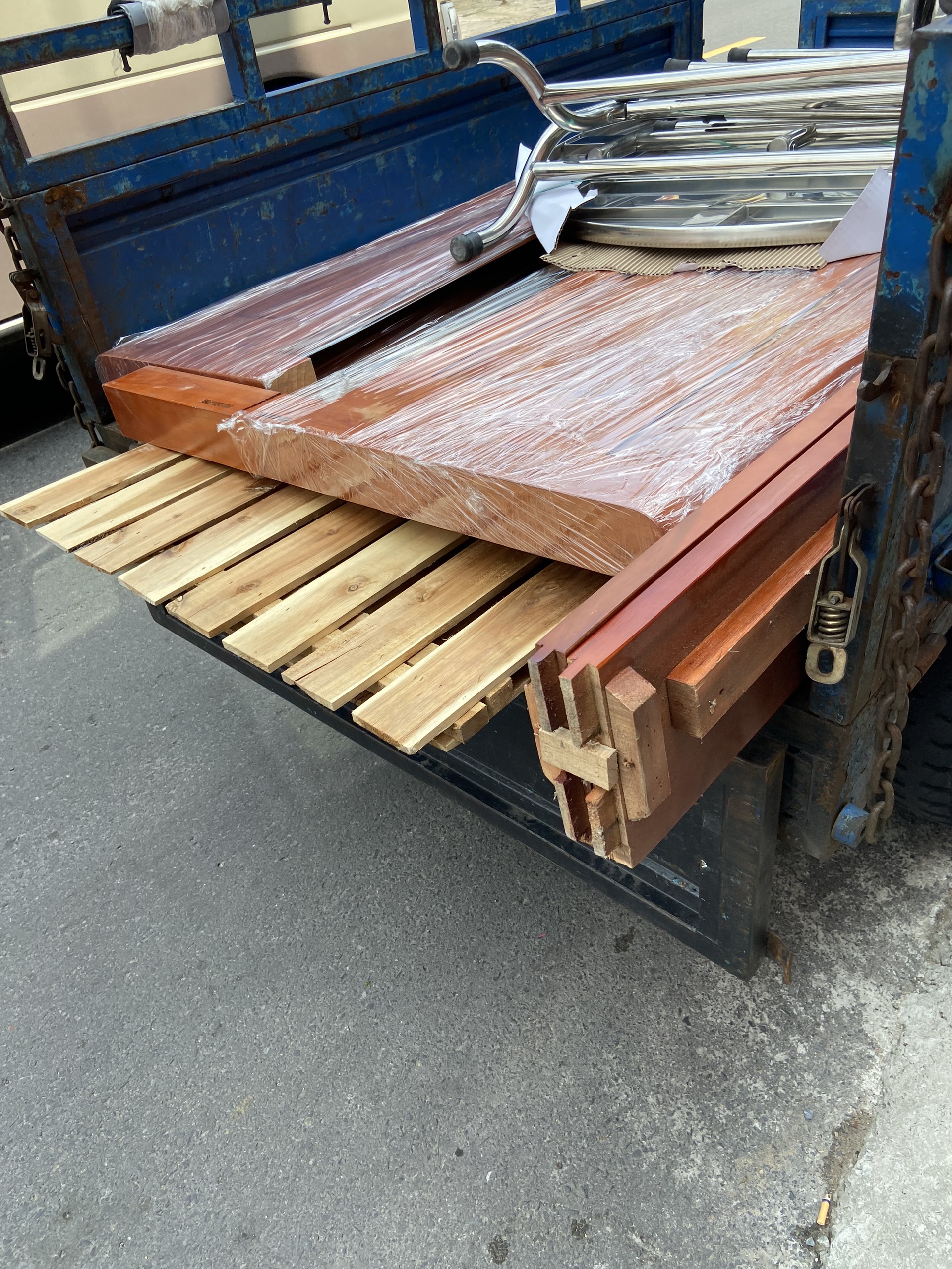 ban-ghe-noi-that-cu6 Hình Ảnh Tập Kết Hàng Hoá Chuẩn Bị Giao Cho Khách