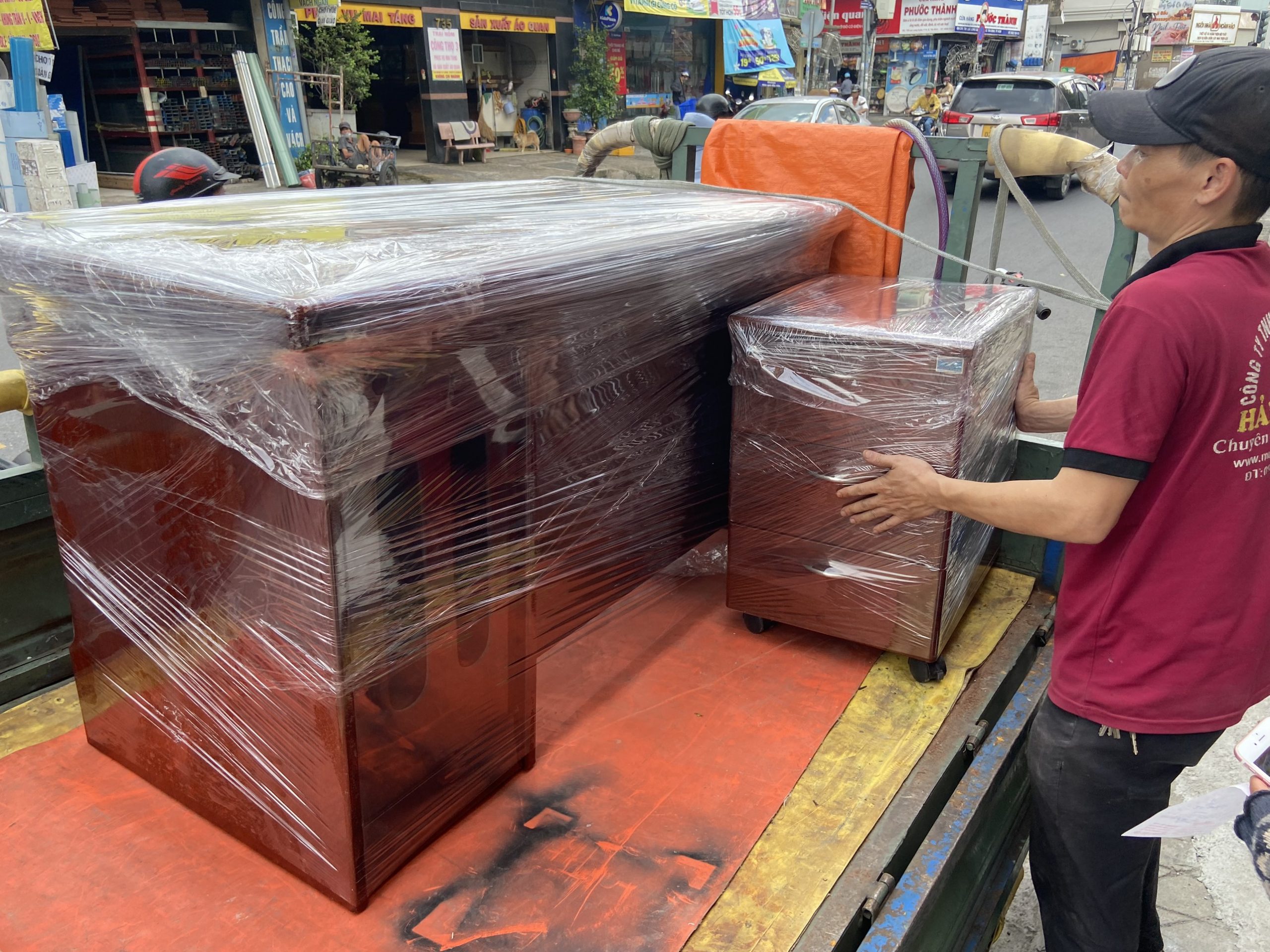 ban-ghe-noi-that-cu7-scaled Hình Ảnh Tập Kết Hàng Hoá Chuẩn Bị Giao Cho Khách