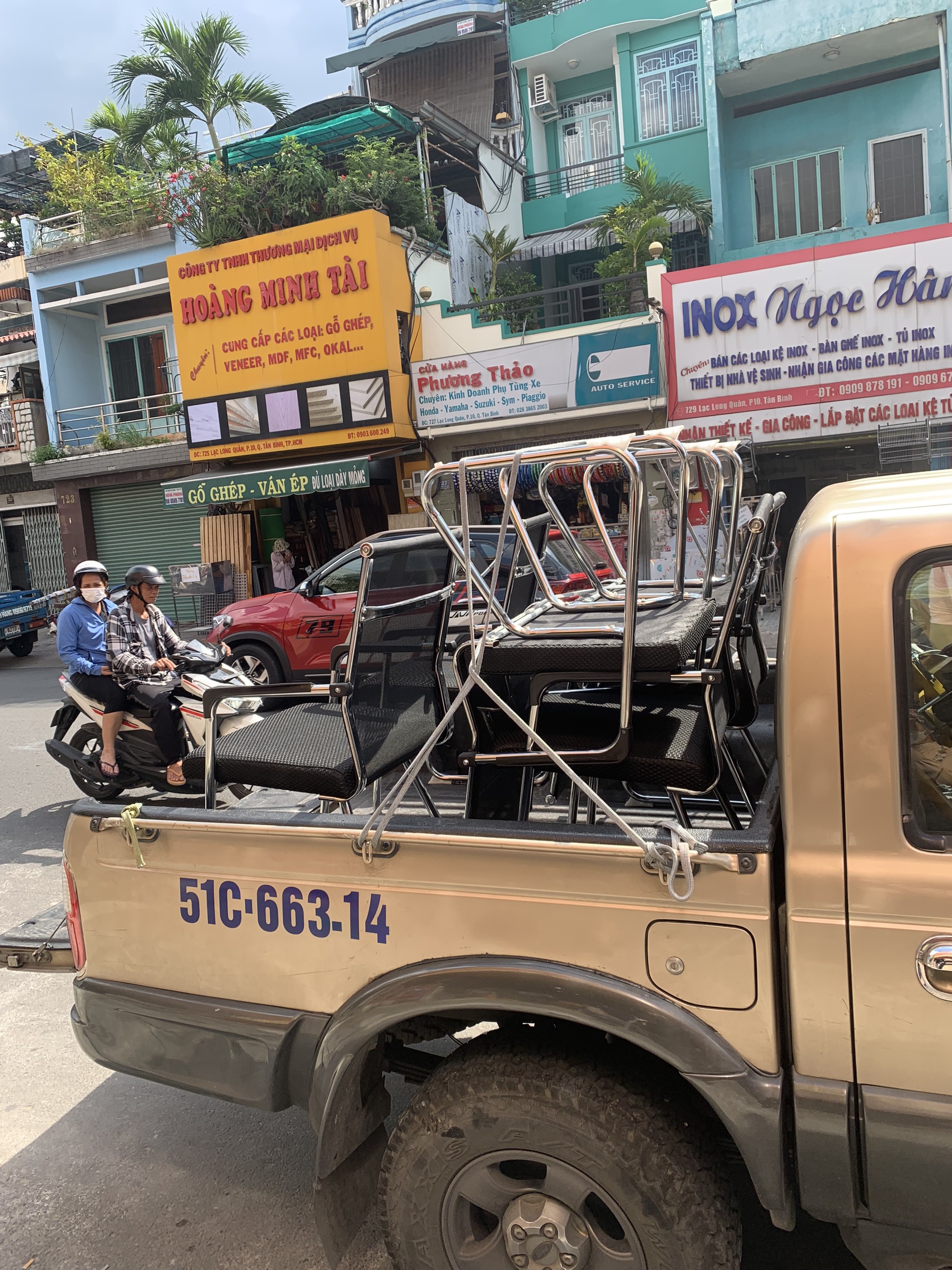 ban-ghe-noi-that-cu9 Hình Ảnh Tập Kết Hàng Hoá Chuẩn Bị Giao Cho Khách