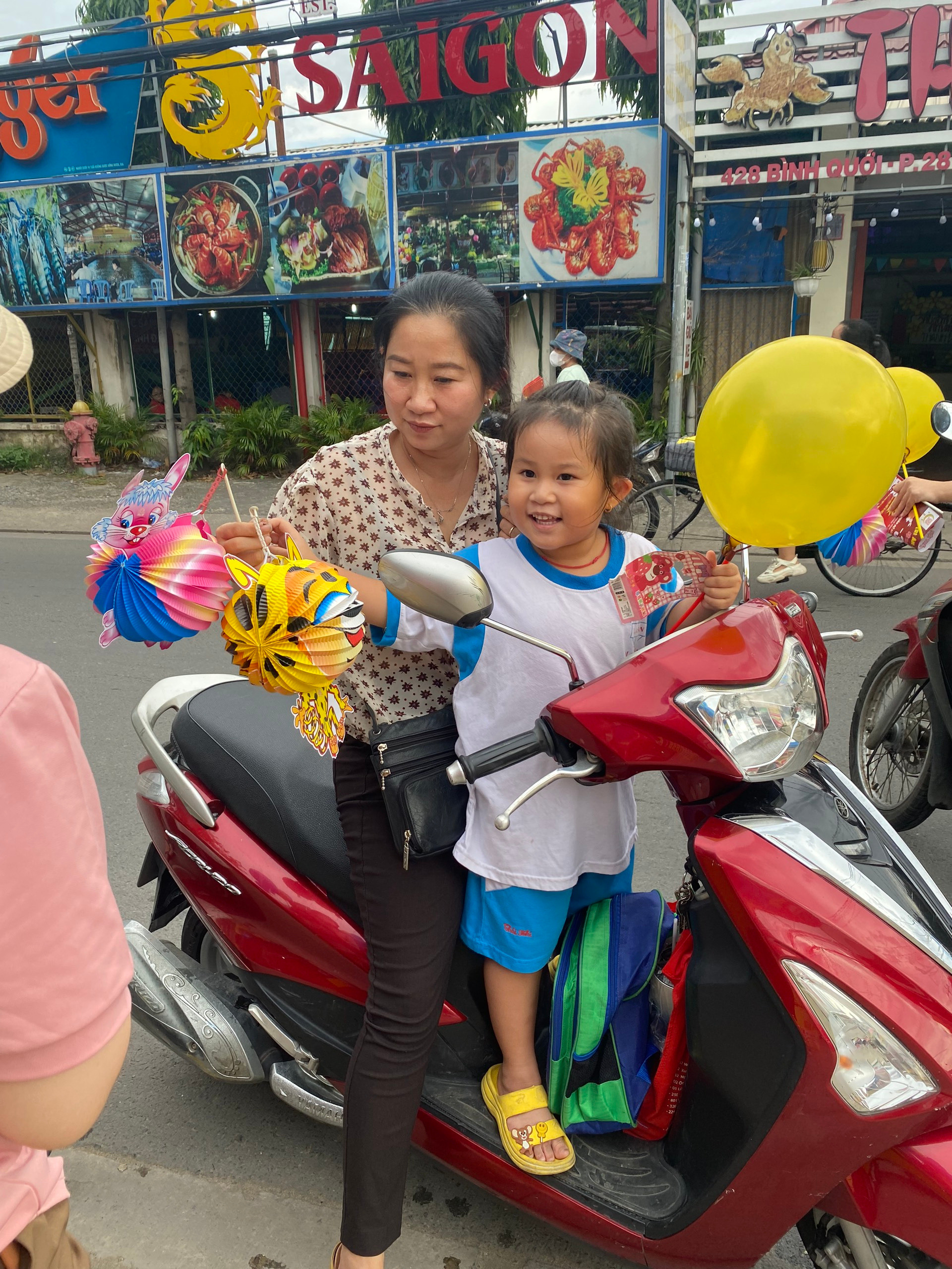 hinh-anh-su-kien-check-in-nhan-qua-trung-thu-tai-phong-hai-01 Hình Ảnh Giao Hàng Cho Khách Và Sự Kiện Trung Thu Tháng 9