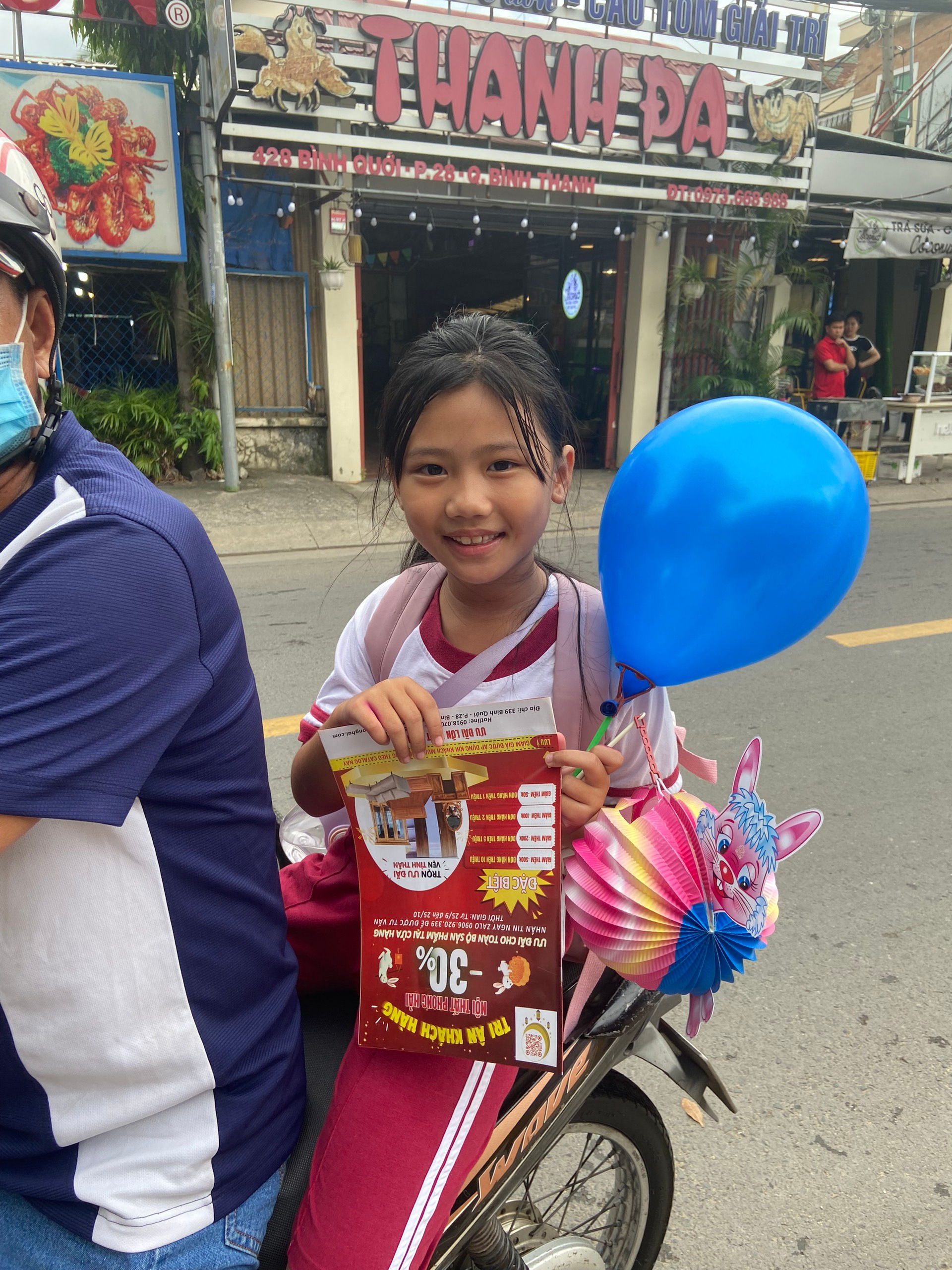 hinh-anh-su-kien-check-in-nhan-qua-trung-thu-tai-phong-hai-03 Hình Ảnh Giao Hàng Cho Khách Và Sự Kiện Trung Thu Tháng 9