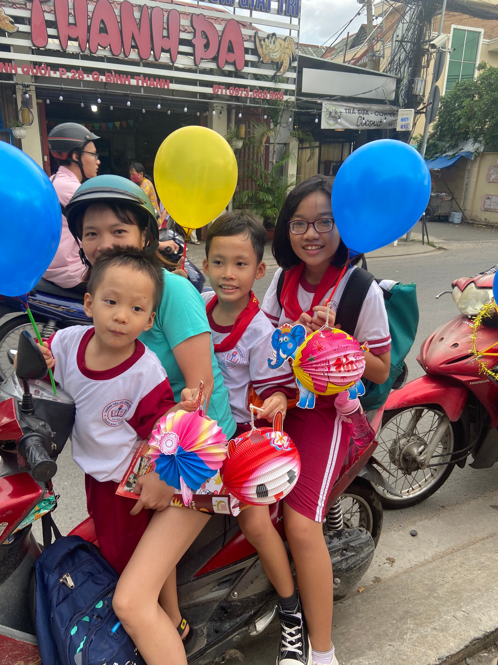 hinh-anh-su-kien-check-in-nhan-qua-trung-thu-tai-phong-hai-04 Hình Ảnh Giao Hàng Cho Khách Và Sự Kiện Trung Thu Tháng 9