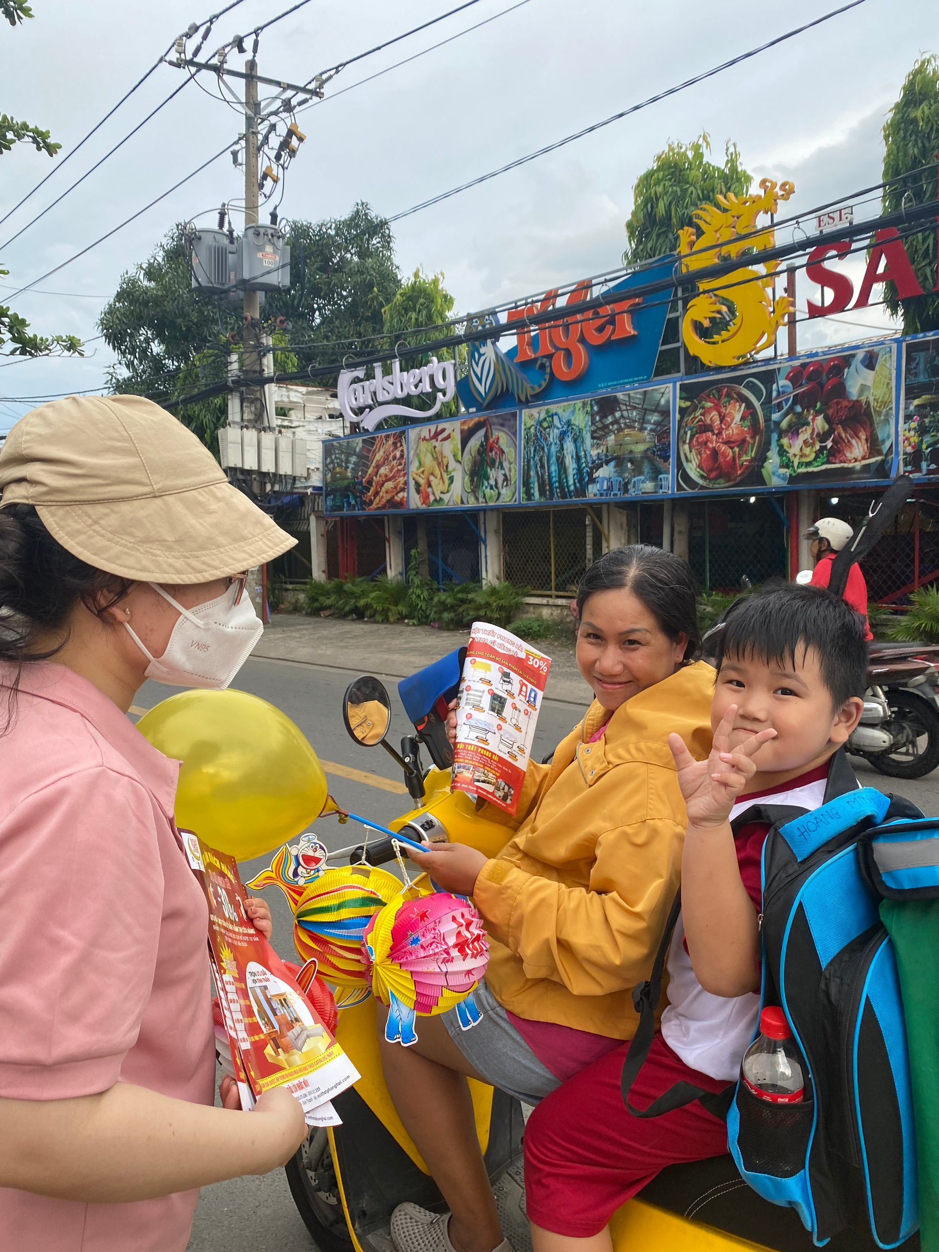 hinh-anh-su-kien-check-in-nhan-qua-trung-thu-tai-phong-hai-05 Hình Ảnh Giao Hàng Cho Khách Và Sự Kiện Trung Thu Tháng 9