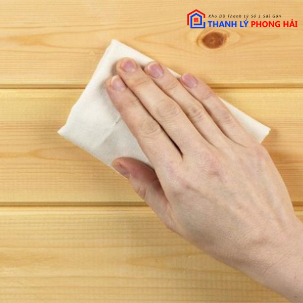 danh-vecni-lam-moi-ban-ghe-go-cu-02 Cách Đánh Vecni Bàn Ghế Gỗ Cũ Đẹp Như Mới