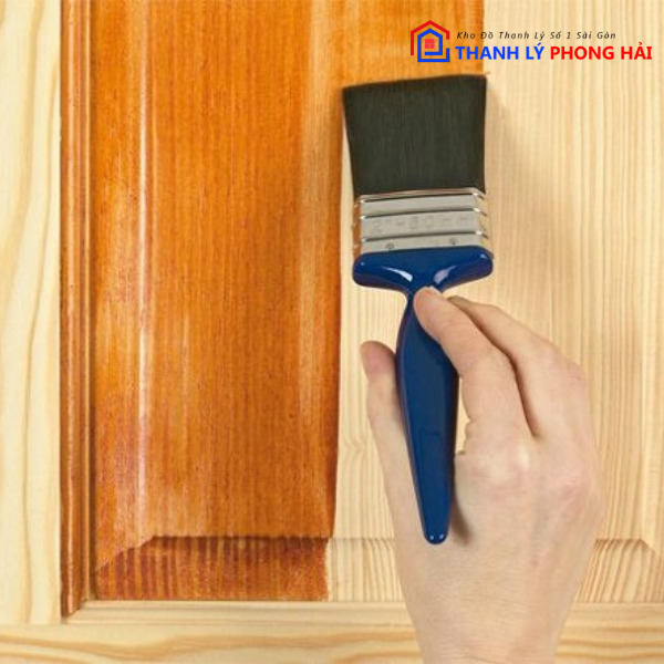 danh-vecni-lam-moi-ban-ghe-go-cu-03 Cách Đánh Vecni Bàn Ghế Gỗ Cũ Đẹp Như Mới