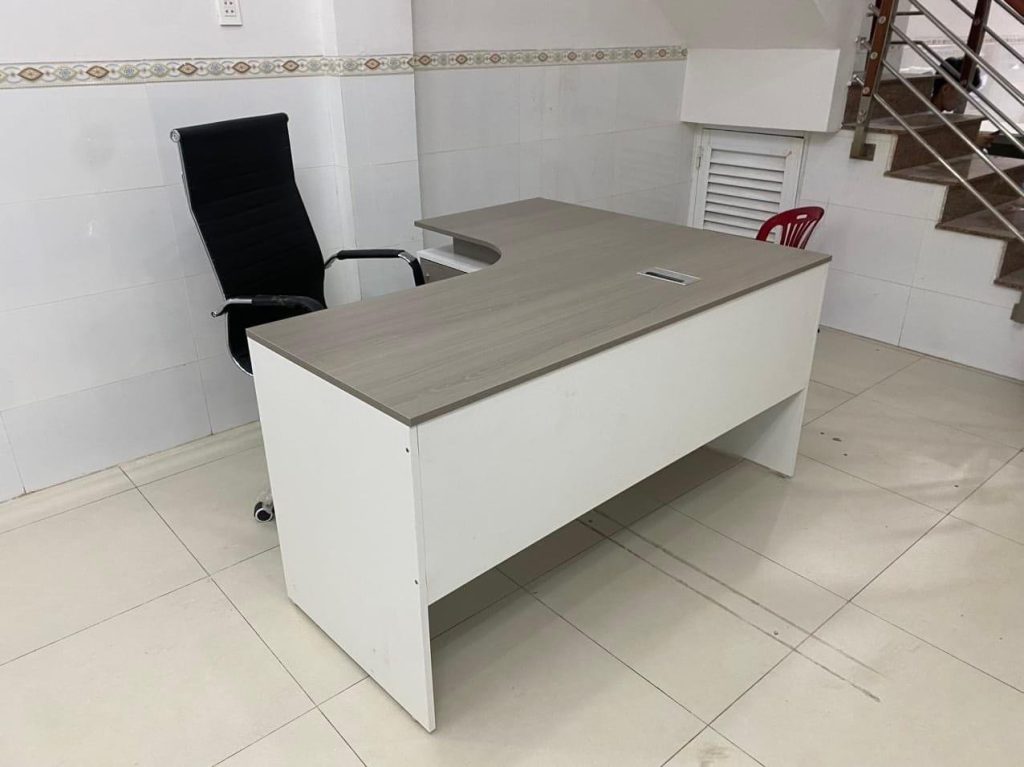 Ban-giam-doc-Mau-3-1024x767 Thanh Lý Bàn Giám Đốc Chữ L Xám Trắng Mới 99%