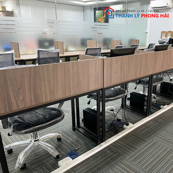 Thanh-ly-ban-hop-go-moi-99-mau-21-1 Thanh Lý Bàn Làm Việc Nhóm 1m2X60 Có Vách Ngăn Mới 99%