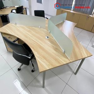 Thanh Lý Bàn Cụm Làm Việc 1M2X2M4 Có Vách Ngăn Kính Mới 99%
