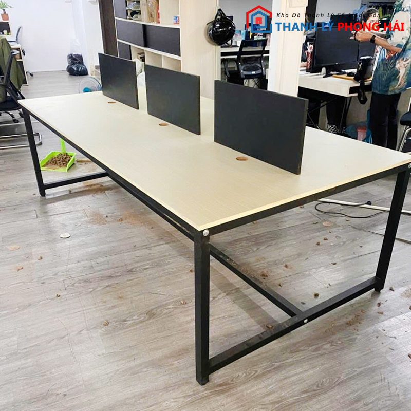 ban-lam-viec-nhom-thanh-ly-2 Bàn Làm Việc Nhóm 2m4 Có Vách Chắn Mới 99%