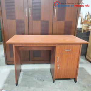 Thanh Lý Bàn Làm Việc Chân Fami 1m2 Mới 99%