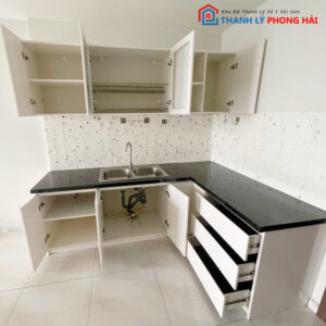 Bộ Tủ Bếp Chữ L Kèm Kệ Treo Tường Và Chậu Rửa Hiện Đại