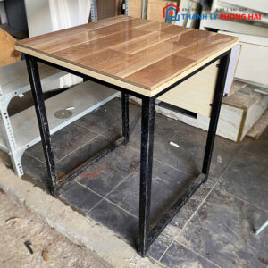 ban-lam-viec-vuong-60cm-chan-sat-mat-go-cu