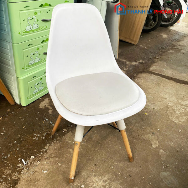 Ghế Nhựa Eames Trắng Đệm Ngồi Simili Cũ