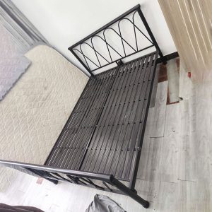 Giường Sắt Đen Cũ Bền Chắc