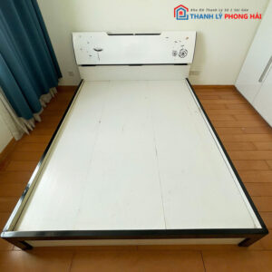Giường Ngủ MDF 1m6 Màu Trắng Viền Nâu Đen Cũ