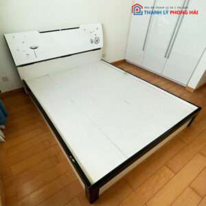 Giường Ngủ MDF 1m6 Màu Trắng Viền Nâu Đen Cũ
