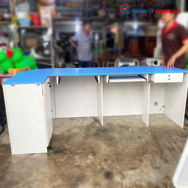 Quầy Lễ Tân Chữ L 2m2 Màu Trắng Viền Xanh Cũ