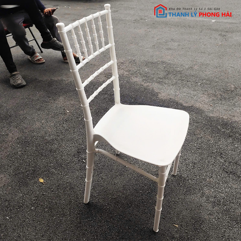 ghe-tiffany-sat-mau-trang-cu-1-1 Ghế Nhà Hàng Tiffany Nhựa Đúc Cũ
