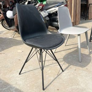 Ghế Eames Đen Chân Sắt Cũ