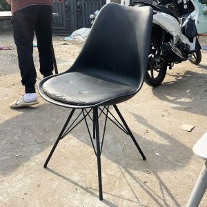 Ghế Eames Đen Chân Sắt Cũ