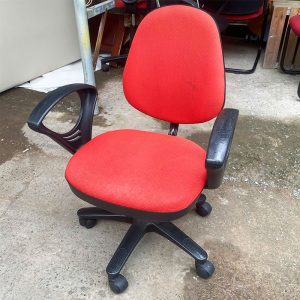 Ghế Xoay Nhỏ Đệm Nỉ Đỏ Chân Nhựa Cũ