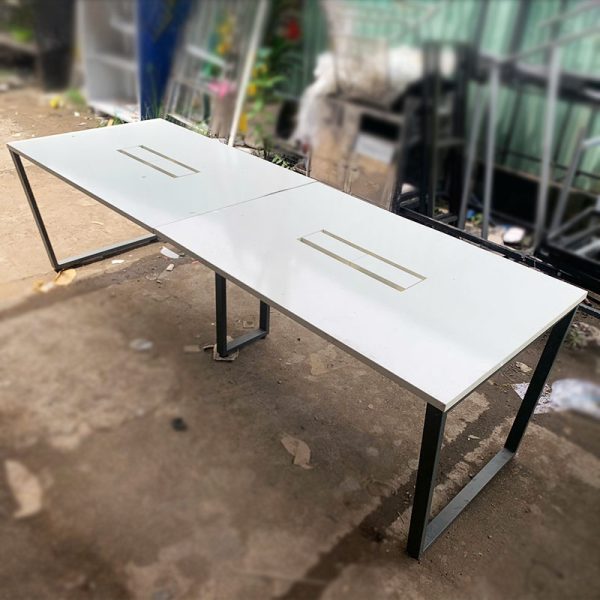 Bàn Họp Mặt Trắng 2m6 Có Lỗ Đi Dây Cũ