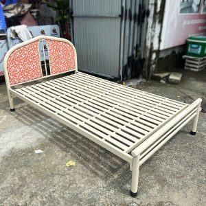 Giường Sắt Cũ 1m2 Đầu Giường Bọc Nệm Màu Kem