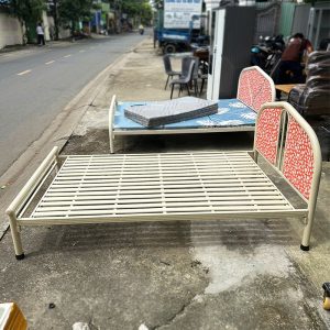 Giường Sắt Cũ 1m2 Đầu Giường Bọc Nệm Màu Kem