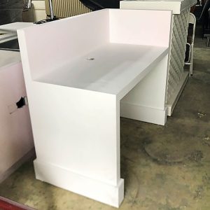 Quầy Lễ Tân Cũ Màu Đỏ Có Vách Ngăn Kính